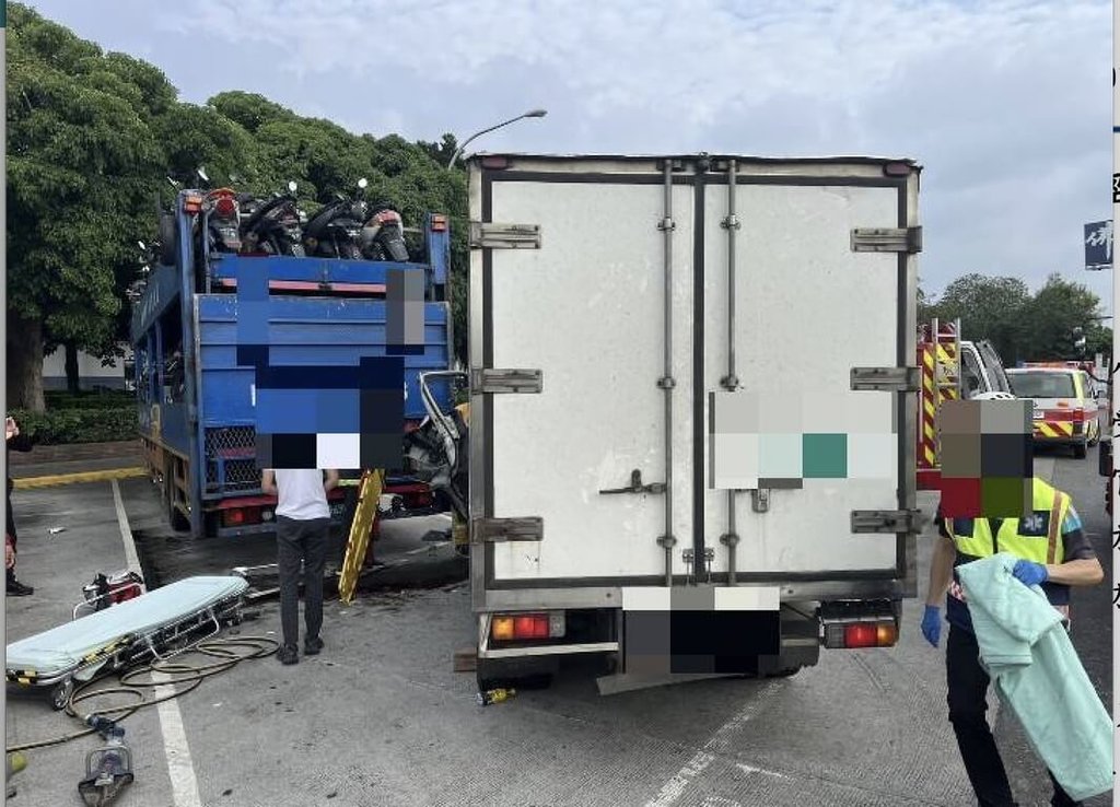 國道中山高西螺服務區24日下午發生小貨車碰撞大貨車車禍，蔡男駕駛小貨車進入服務區時未注意，先碰撞1輛正在倒車的大貨車，再往前碰撞另一輛停在停車格的大貨車，1人受傷。（警方提供）中央社記者吳哲豪傳真 114年4月25日