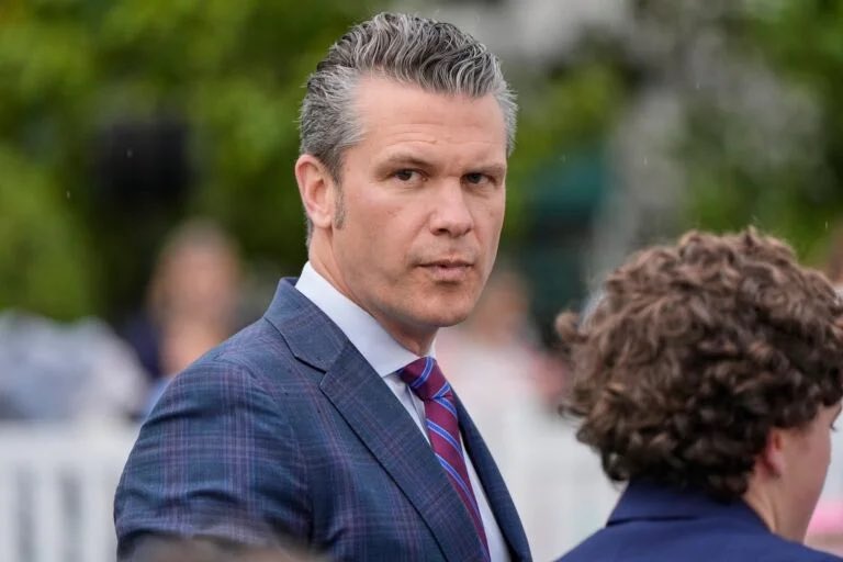 美國國防部長彼得・赫格塞斯（Pete Hegseth）疑似為使用加密通訊軟體Signal，在五角大廈內私自設置一條未經國防部資安保護的「骯髒線」（dirty line）網路連線，使其個人電腦能夠直通公開網際網路，涉嫌繞過國防部既有資安機制，進而導致國防機密暴露於駭客與外部監控風險中。 圖:翻攝自X帳號:@LucasSa56947288（資料照）