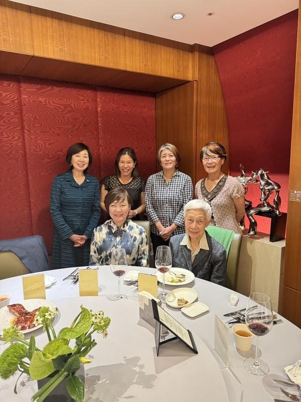 4月18日獨盟設晚宴歡迎安倍昭惠，並於餐敘後留影（前排左起為安倍昭惠、金美齡（前國策顧問）；後排左起為王明理（台獨運動先行者王育德之女）王明理、賴靜嫻（現代文化基金會董事長）、謝若蘭（台灣安保協會理事長）、葉寶桂（北美婦女會成員） 圖：台灣獨立建國聯盟提供