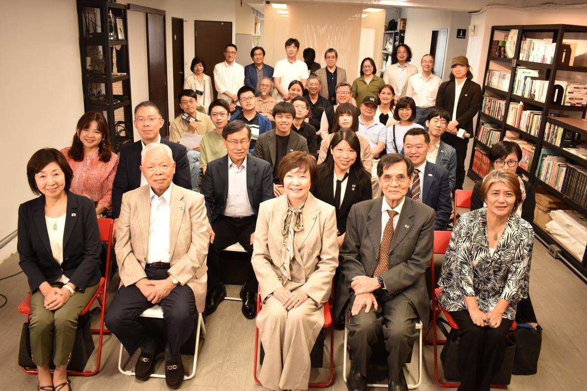 日本故首相安倍晉三夫人安倍昭惠（第一排中間者）前往獨盟辦公室，與獨盟主席陳南天（右二）和副主席謝若蘭（右一），同時也是台灣安保協會理事長，與台獨聯盟盟員盟友一起座談。 圖：台灣獨立建國聯盟提供