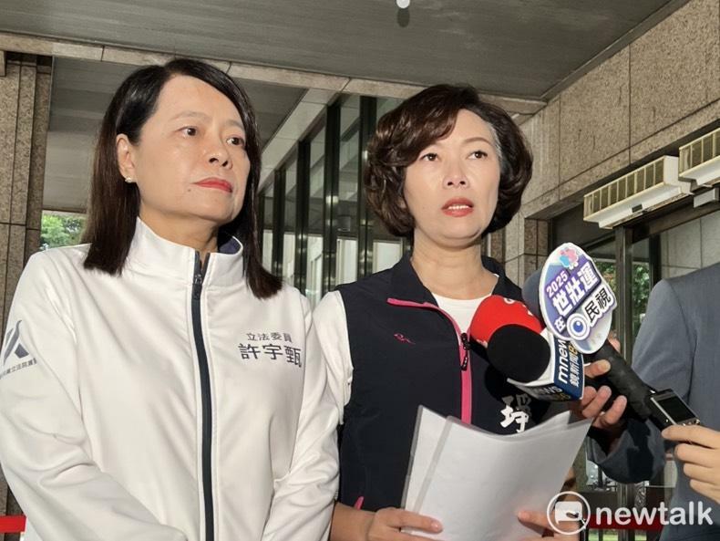 國民黨籍宜蘭縣議員黃琤婷在國民黨組發會主委許宇甄陪同下，領取罷免陳俊宇二階表格。 圖：金大鈞/攝