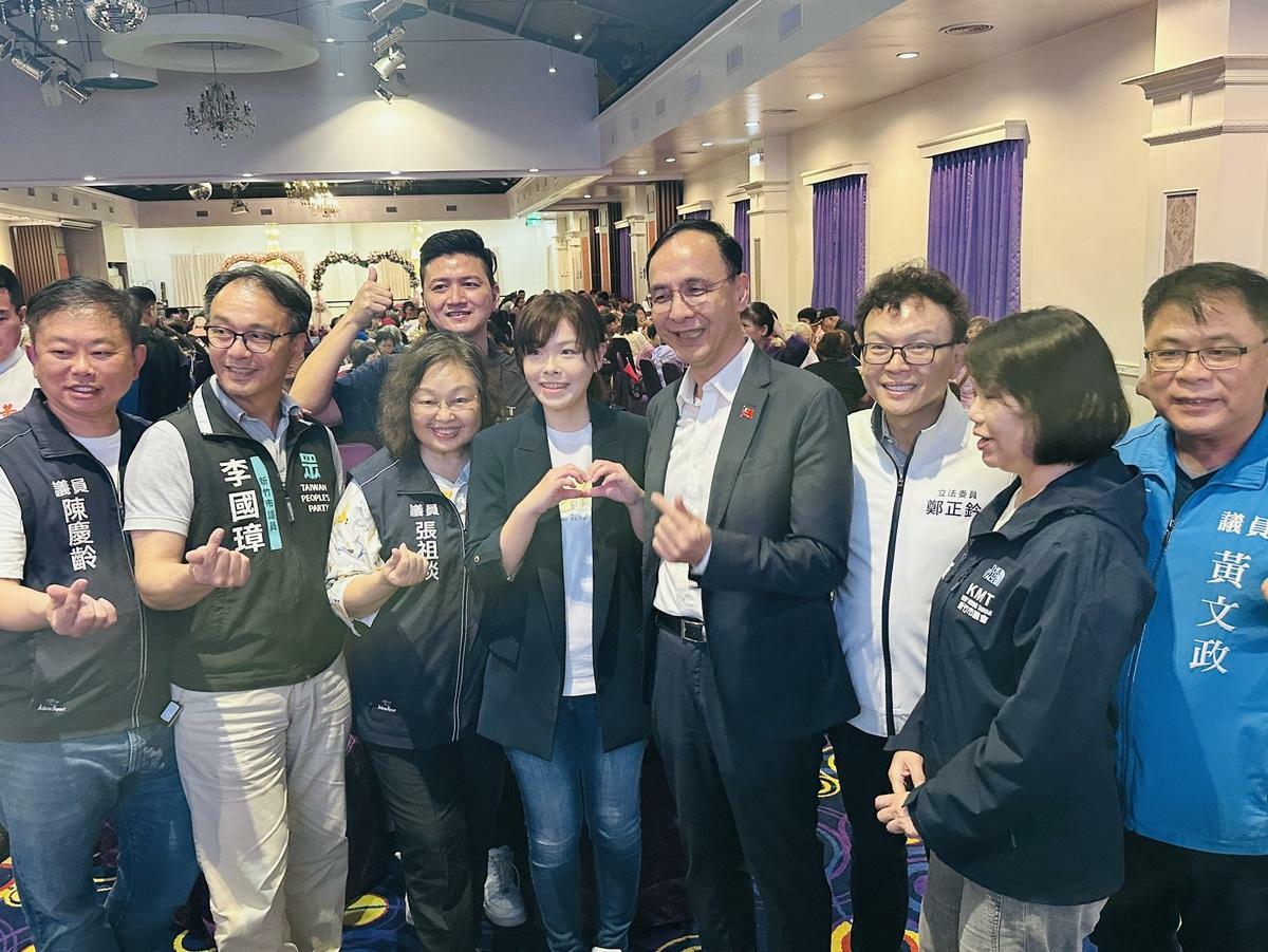 朱立倫與停職中的高虹安同框，互動熱絡，還一起比出愛心合照。 圖：國民黨文傳會/提供