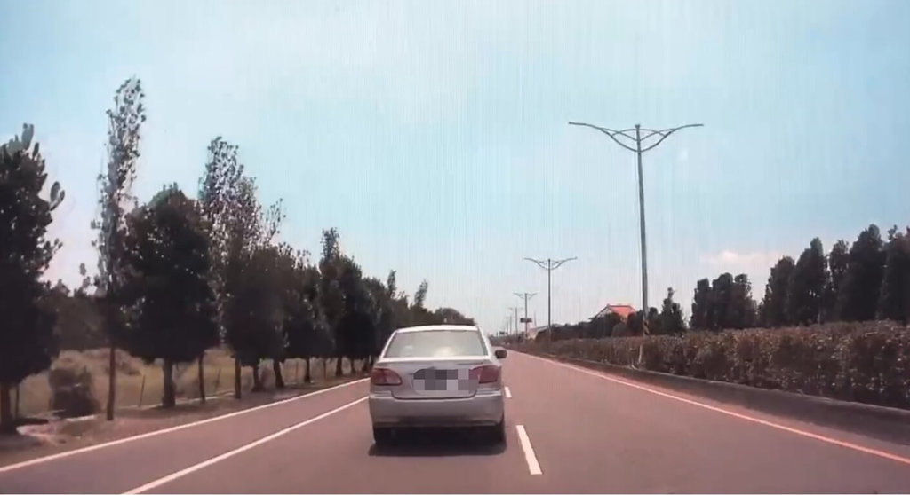 陳姓男子日前開車停在屏東內埔鄉路上，眼尖員警認出是失竊車輛攔查，陳男拒檢逆向又闖紅燈逃竄，員警圍捕逮人在車上搜出毒品及吸食器等證物，陳男開車違規行為則被開59件罰單。（內埔警分局提供）中央社記者李卉婷傳真  114年4月25日