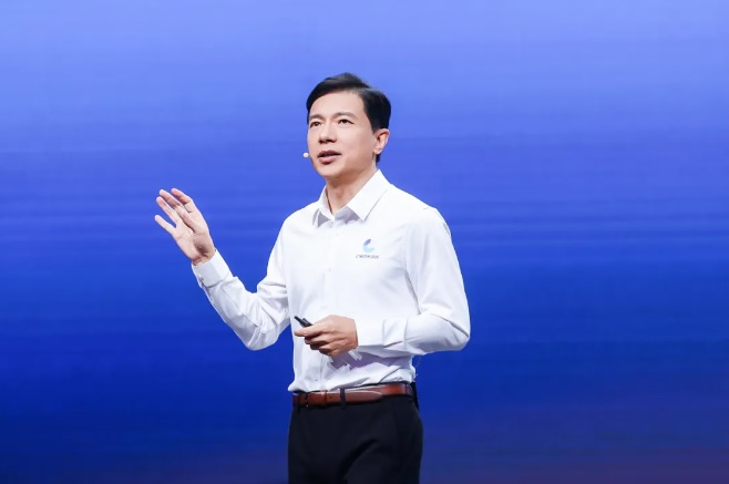 李彥宏宣稱，百度最新款的 AI 模型具有高效能、低成本的優勢，足以與其他同業競爭。另外，李彥宏也藉此機會，公開自己對 AI 產業發展方向的預測。 圖：翻攝自 百度 微信公眾號