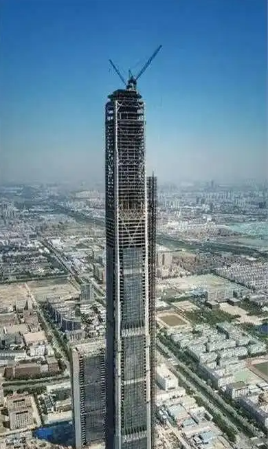 周邊地區一度因「群聚效應」吸引大小建商進駐，房價飆升，但隨著大樓停工、資金鏈斷裂，當地房價一度暴跌超過六成，市場信心遭受重創。 圖:翻攝自百度