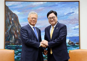 南韓前總統文在寅（左）今（25）日前往南韓國會與議長禹元植（右）會面，並對南韓檢方的濫權與政治化進行批評，強調自己將全力證明自身清白。 圖：翻攝自 禹元植 X 帳號