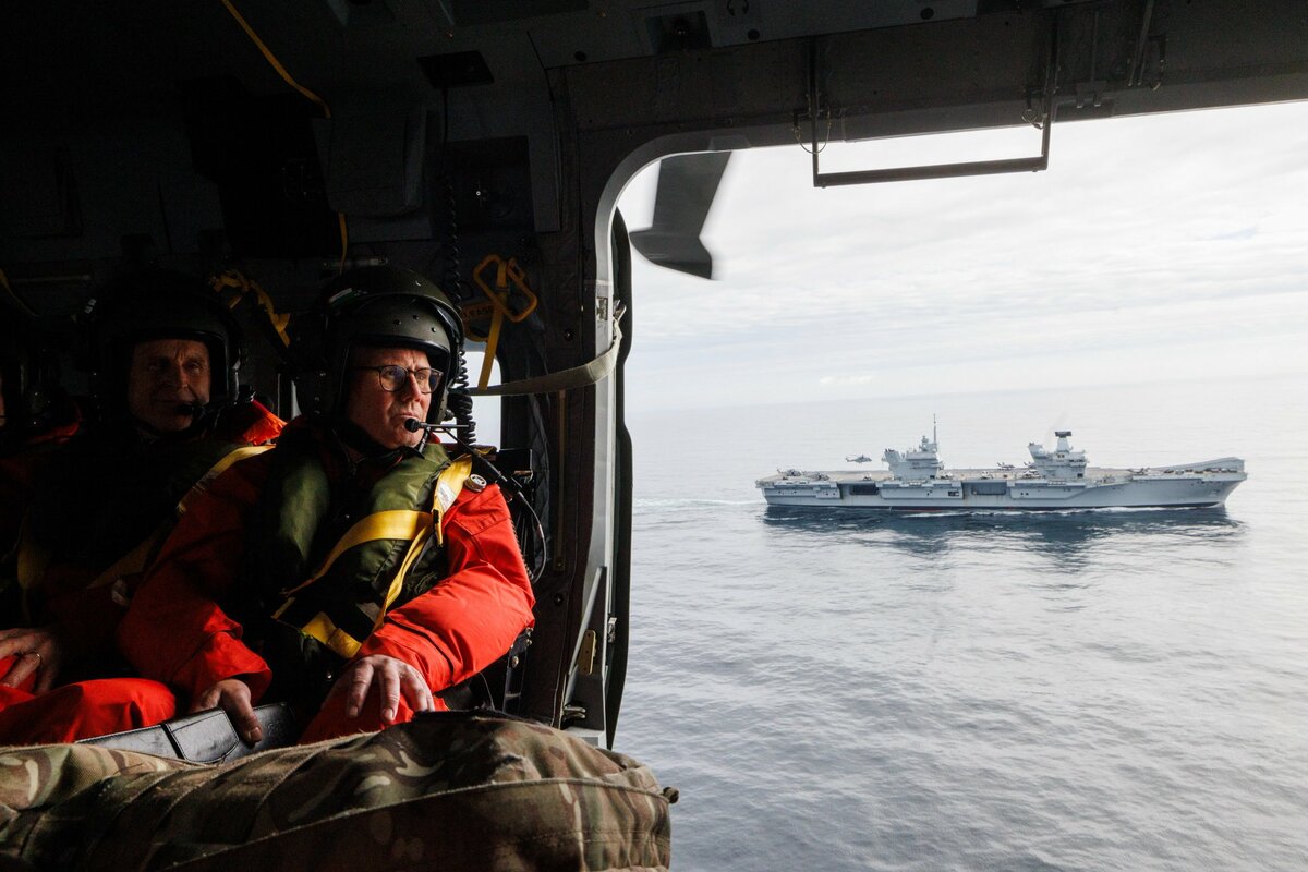 英國最大型航空母艦「威爾斯親王號」（HMS Prince of Wales）領軍的航艦打擊群，已於當地時間4月22日中午自英格蘭南部啟程，展開為期7個半月的印太區域部署行動。 圖:翻攝自X帳號@UKForcesTracker