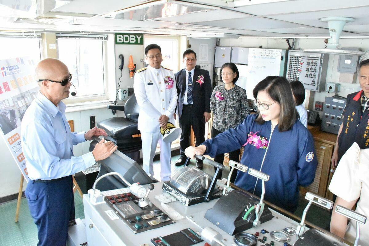 退役艦長向管碧玲介紹偉星艦駕駛室。 圖：海巡署艦隊分署/提供