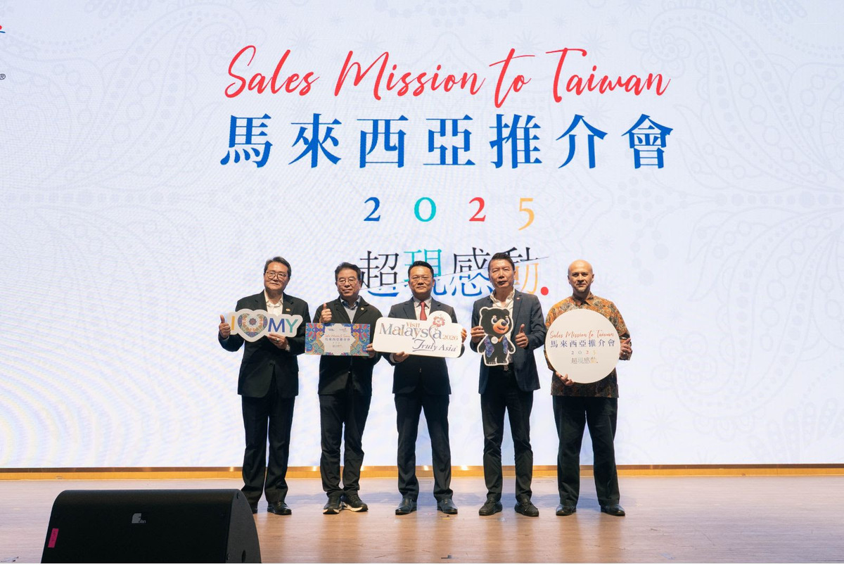 馬來西亞觀光局副主席楊順興(中)、馬來西亞觀光局台北辦事處處長哈翡之Hafiz Hazin(右一)及南區甲種旅行業聯誼會會長李義豐(左一)、高雄市旅行商業同業公會監事會主席楊子昀(左二)、副理事長王秋智(右二)。 圖：馬來西亞觀光局/提供