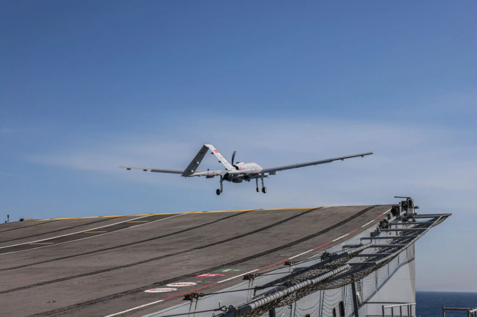 土耳其無人機製造商拜卡公司（Baykar）於4月22日宣布，國產無人作戰飛機（UCAV）Bayraktar TB3已成功在兩棲攻擊艦TCG Anadolu上完成四次起飛與降落，為短跑道艦上自動起降測試寫下關鍵里程碑。 圖:翻攝自拜卡公司