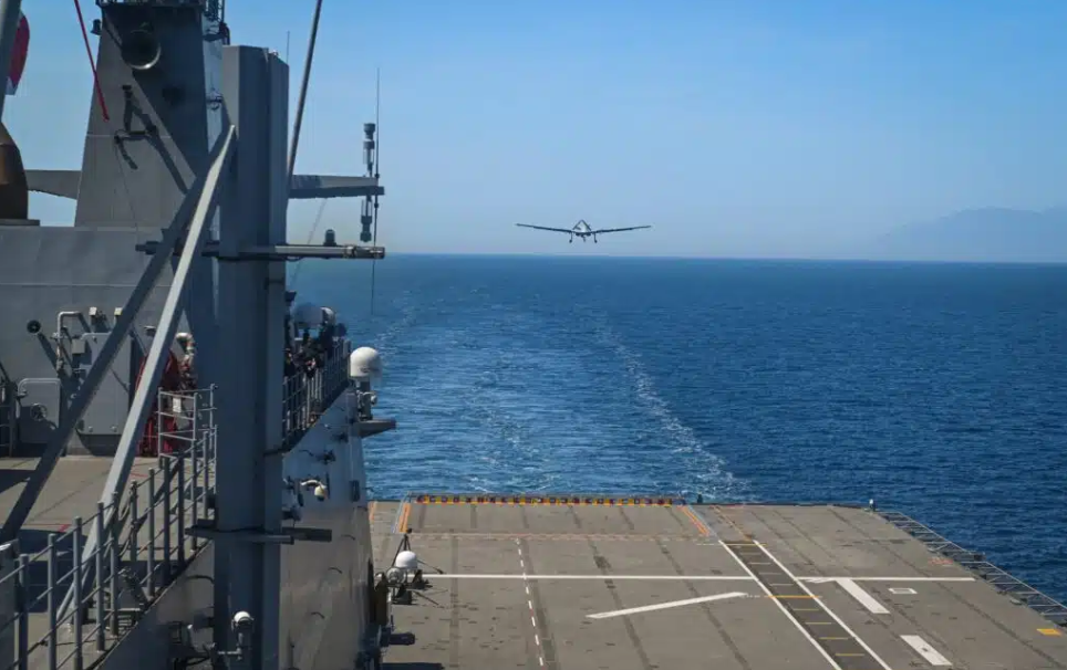 Bayraktar TB3 無人戰鬥機以自主模式降落至安納多盧指揮中心（TCG Anadolu） 圖:翻攝自拜卡公司