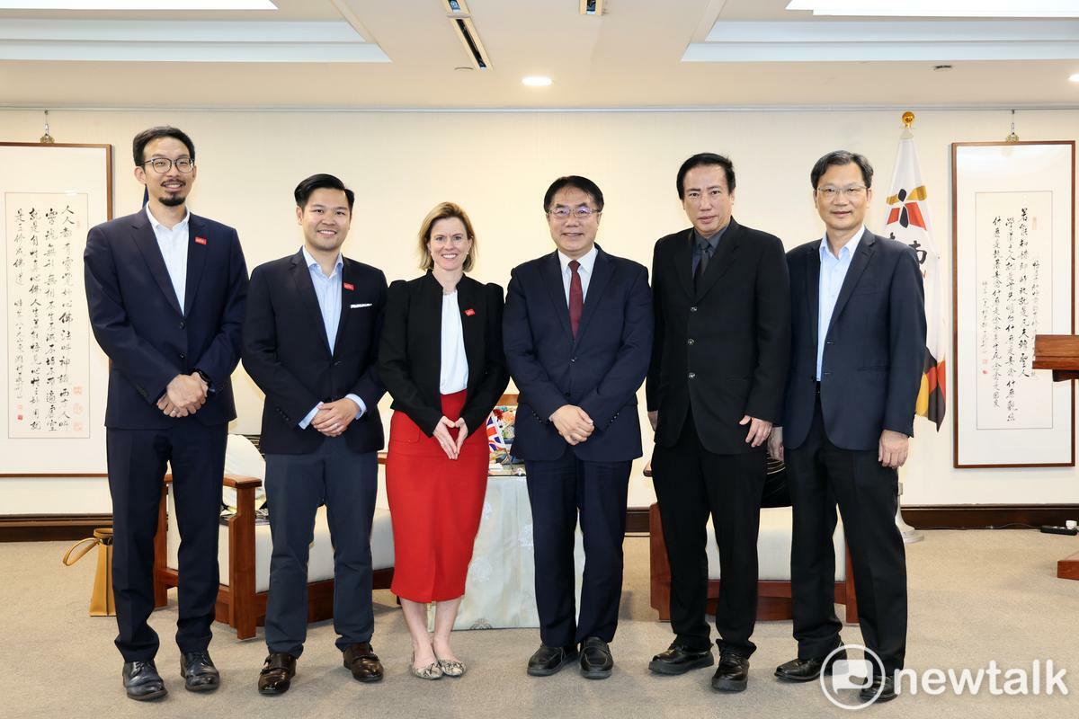 英國在台辦事處新任代表包瓊郁率領政治處文志康處長及陳宥瑋主任拜會台南市政府。這是包瓊郁代表於今年2月履新後首次正式拜會，黃偉哲市長偕新聞及國際關係處蘇恩恩處長及經濟發展局蕭富仁副局長接見訪團，雙方就文化、經濟等議題進行深入交流。 圖：黃博郎／攝