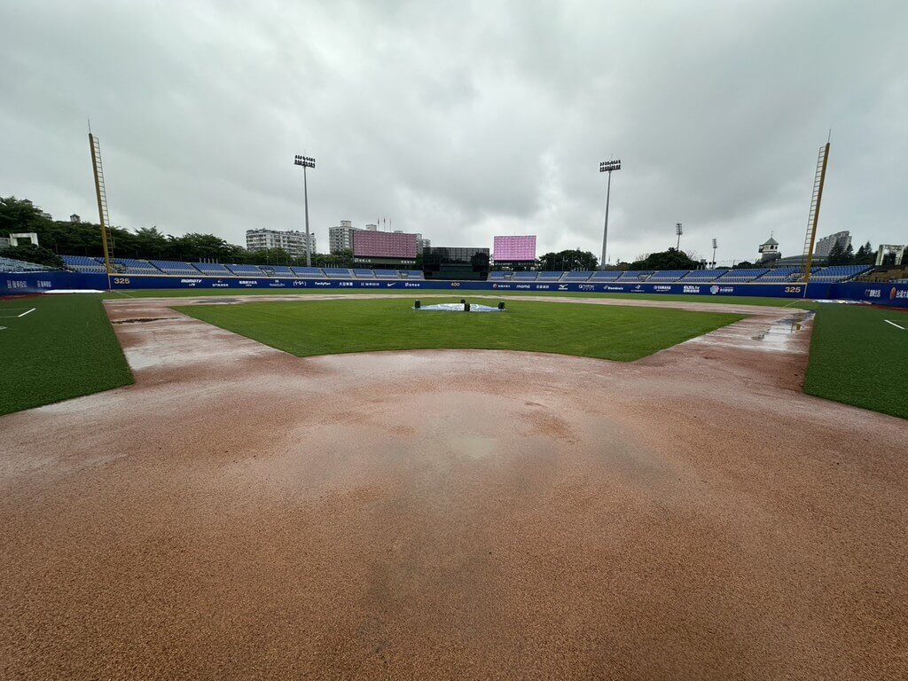 中華職棒富邦悍將隊原訂25日在主場新莊棒球場與樂天桃猿隊交手，但受雨勢影響確定延賽。圖為新莊棒球場雨後場地現況。（富邦悍將提供）中央社記者謝靜雯傳真  114年4月25日