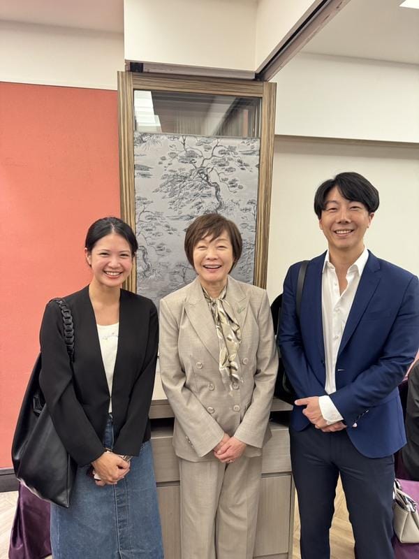 台北市議員林亮君和民進黨發言人吳錚19日風塵僕僕在大罷免四處街講後，也趕來參加世大會國是會議後招待安倍昭惠的晚宴。 圖：台灣獨立建國聯盟提供
