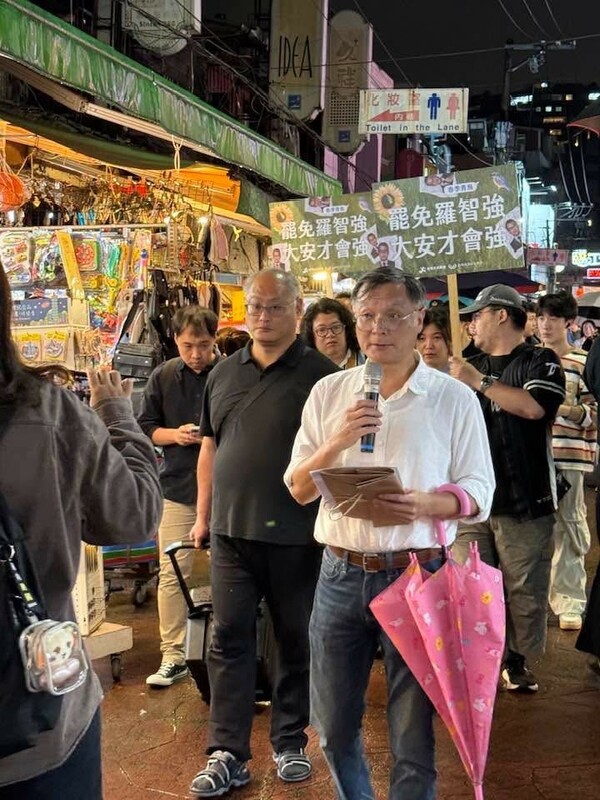 掃街隊伍自臨江街、基隆路二段路口出發，往臨江街觀光夜市前進。 圖：經濟民主連合提供