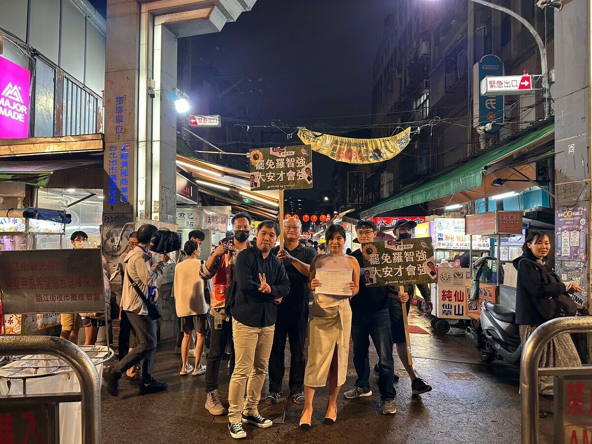 台灣公民陣線、台灣經濟民主連合25日晚間舉行「春季青鳥系列：羅智強究責會」，在臨江街觀光夜市掃街。 圖：經濟民主連合提供