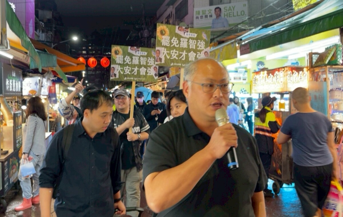 掃街途中，李明哲宣講。 圖：經濟民主連合提供