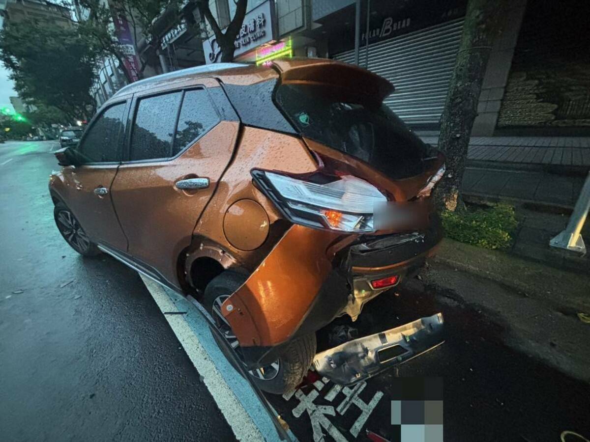 車停路邊被撞爛車尾。 圖/警方提供