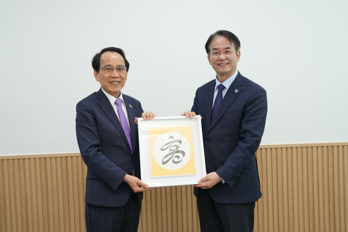 林欽榮(左）率團回訪高陽拜會李東奐(右)。 圖：高雄市政府/提供