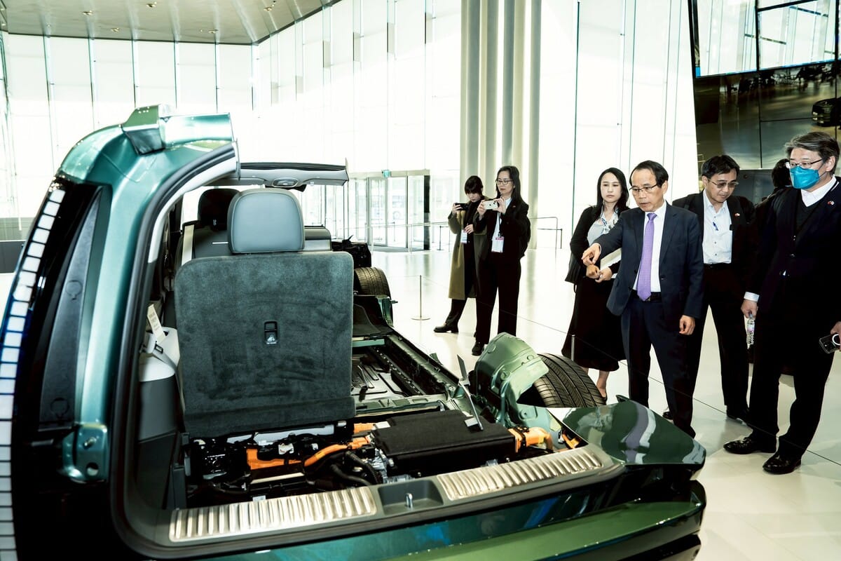 訪團參觀現代汽車工作室。 圖：高雄市政府/提供