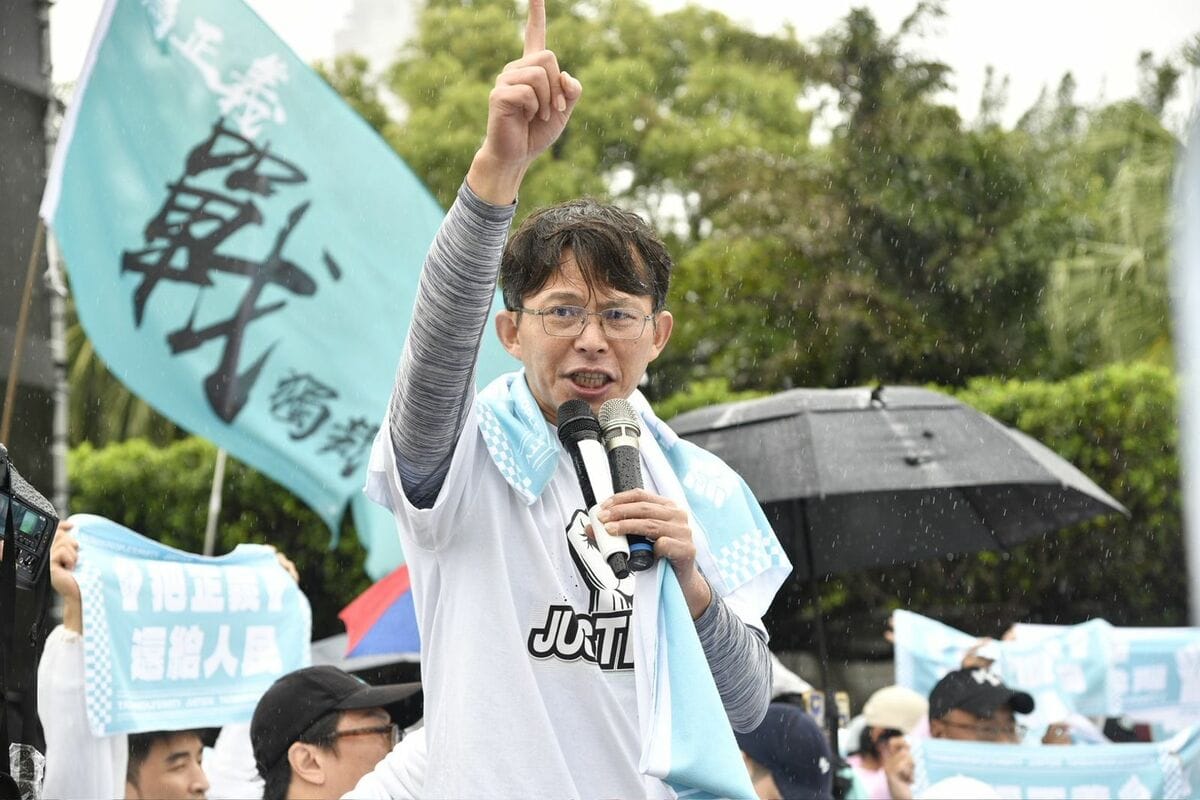 民眾黨主席黃國昌冒雨在台上激動向支持者喊話。（鏡報新聞網提供）