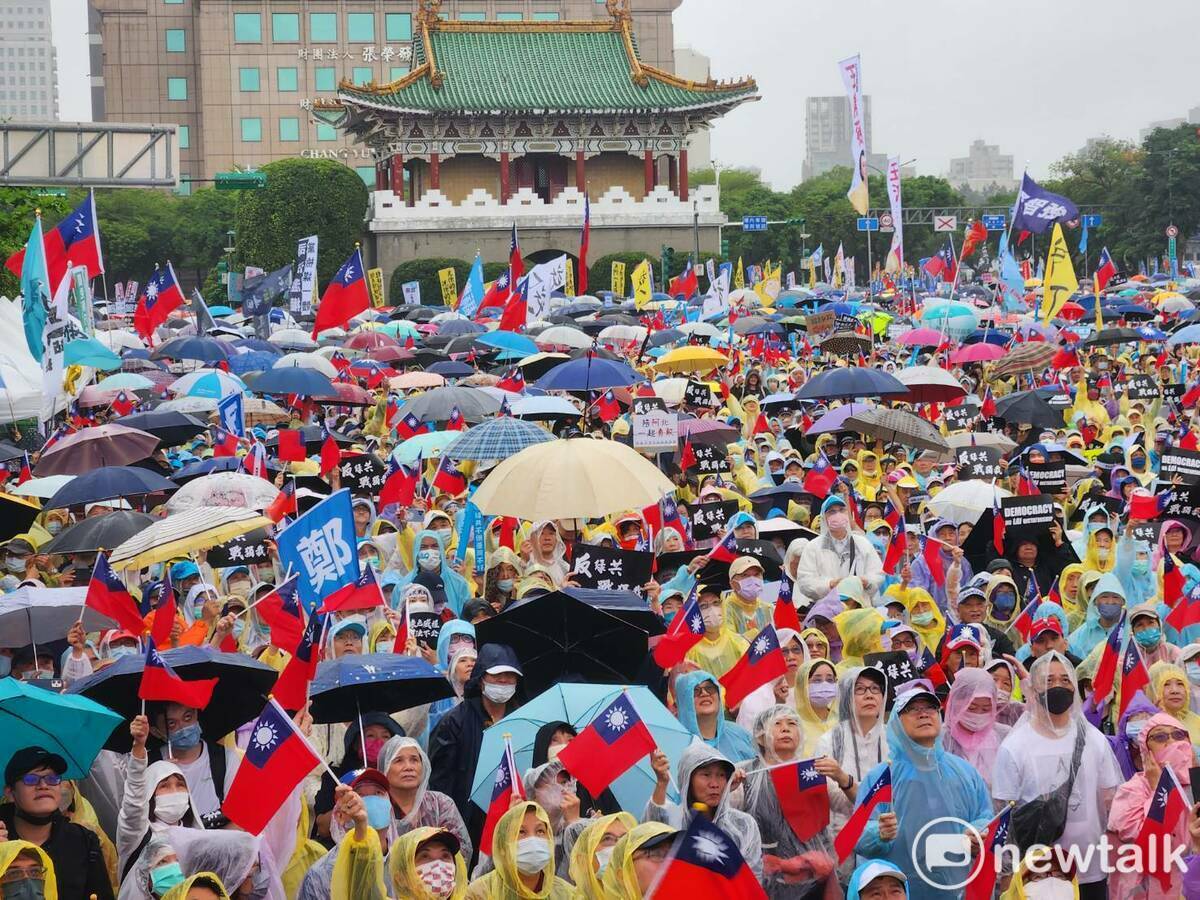 國民黨在凱道發起的抗議行動，呼喚現場民眾揮舞中華民國國旗。 圖：黃建豪/攝