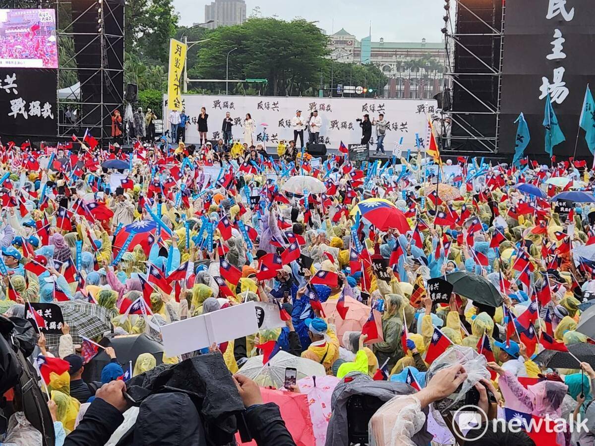國民黨在凱道發起的抗議行動，呼喚現場民眾揮舞中華民國國旗。 圖：黃建豪/攝