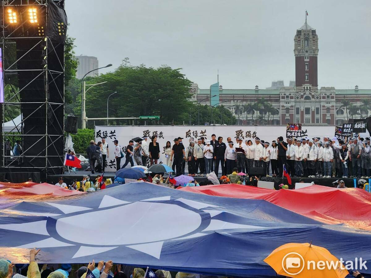 國民黨在凱道發起的抗議行動，呼喚現場民眾揮舞中華民國國旗。 圖：黃建豪/攝