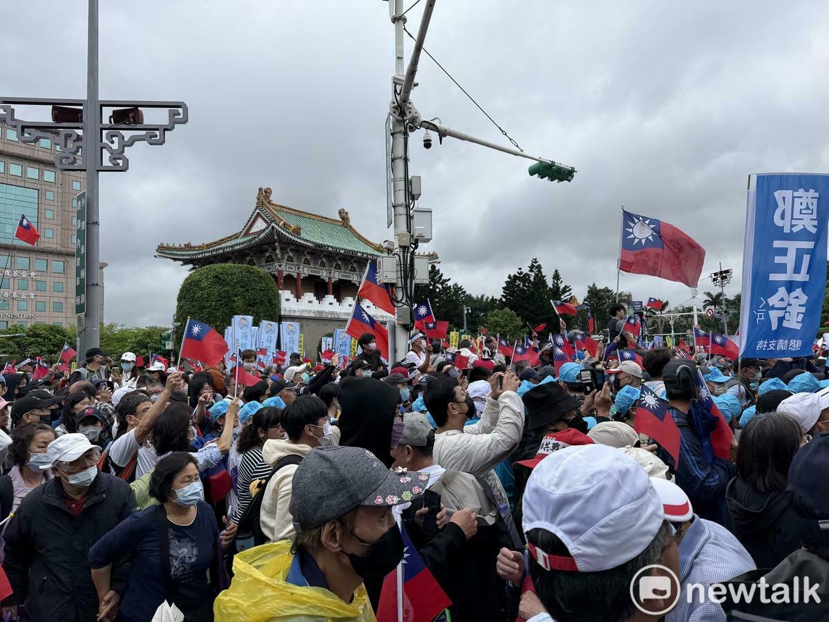 藍白426「反綠共、戰獨裁」人潮溢到景福門。 圖：周煊惠 / 攝