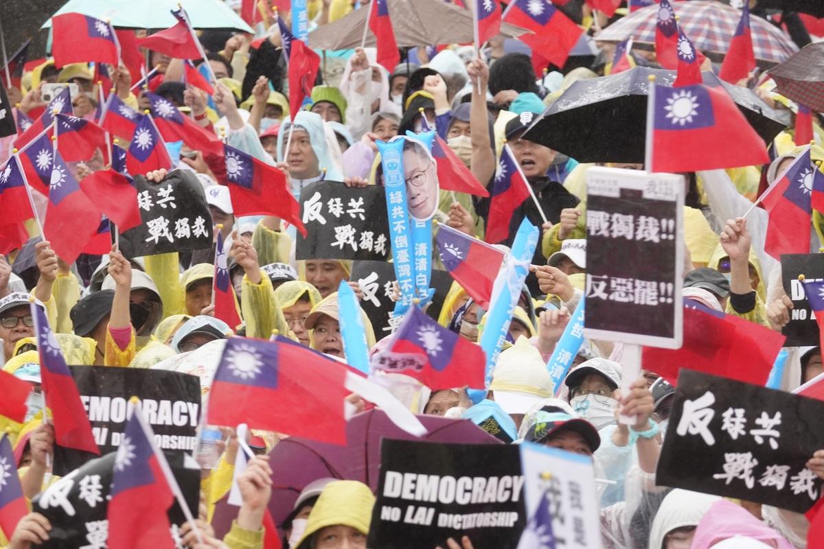 國民黨、民眾黨號召民眾上凱道「反綠共、戰獨裁」。 圖：張良一 / 攝