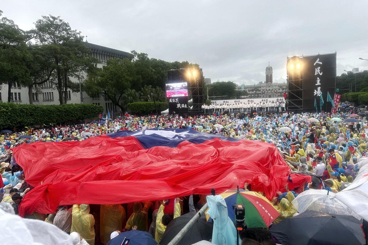 國民黨、民眾黨號召民眾上凱道「反綠共、戰獨裁」。 圖：張良一 / 攝