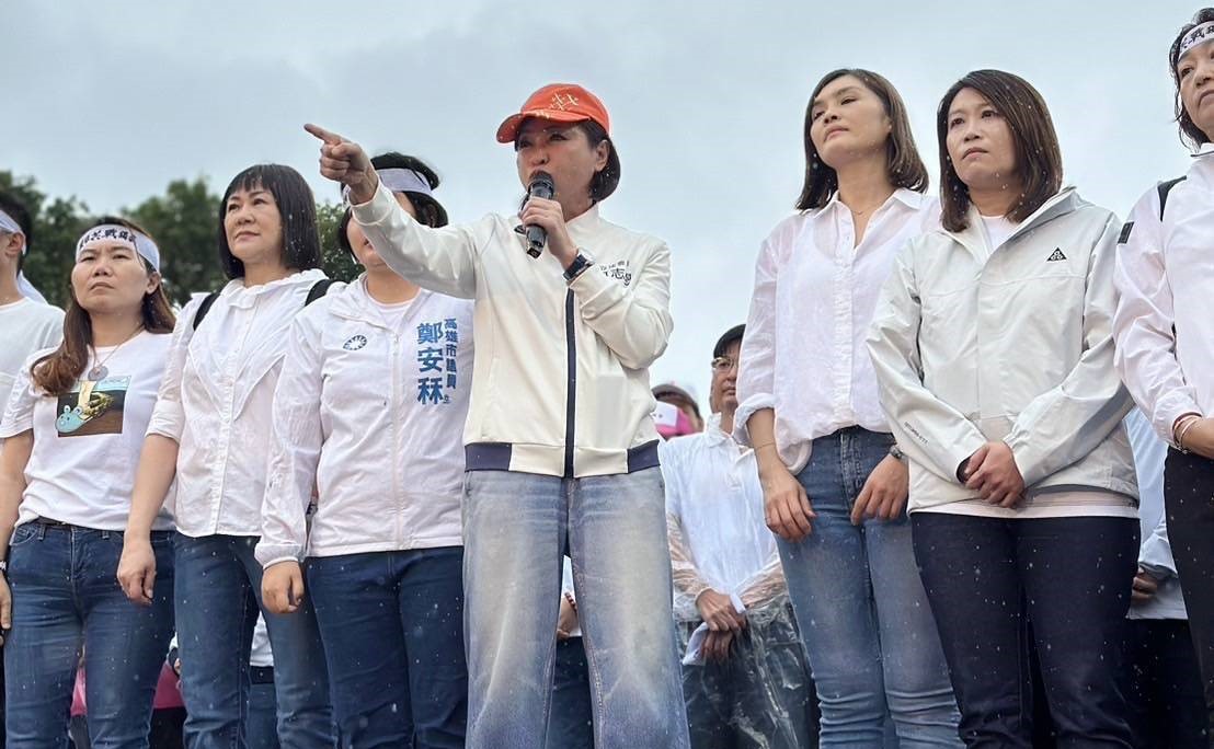 柯志恩(中)對著總統府怒吼，人民才是頭家！ 圖：國民黨高雄市黨部/提供