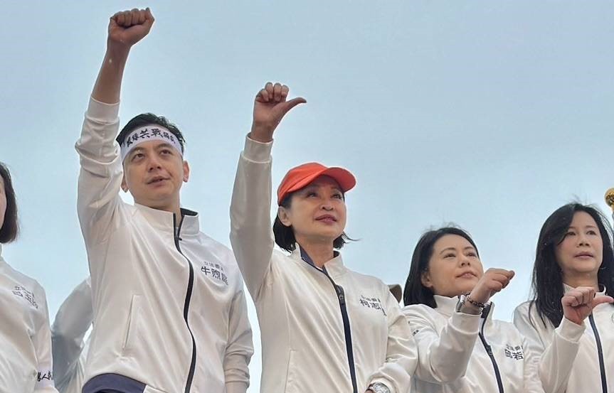 柯志恩(左二)對總統府比倒讚的手勢。 圖：國民黨高雄市黨部/提供