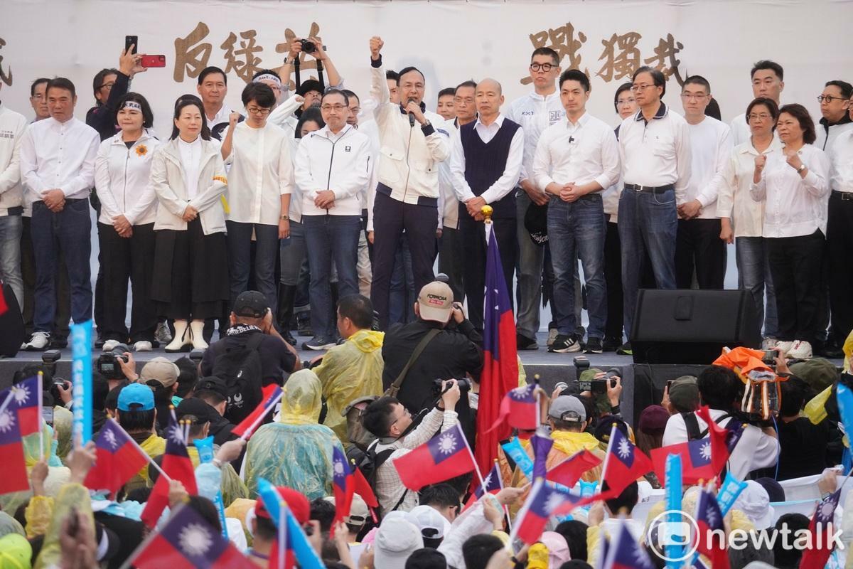 國民黨主席朱立倫在台上帶頭高呼「賴清德下台！」 圖：張良一/攝