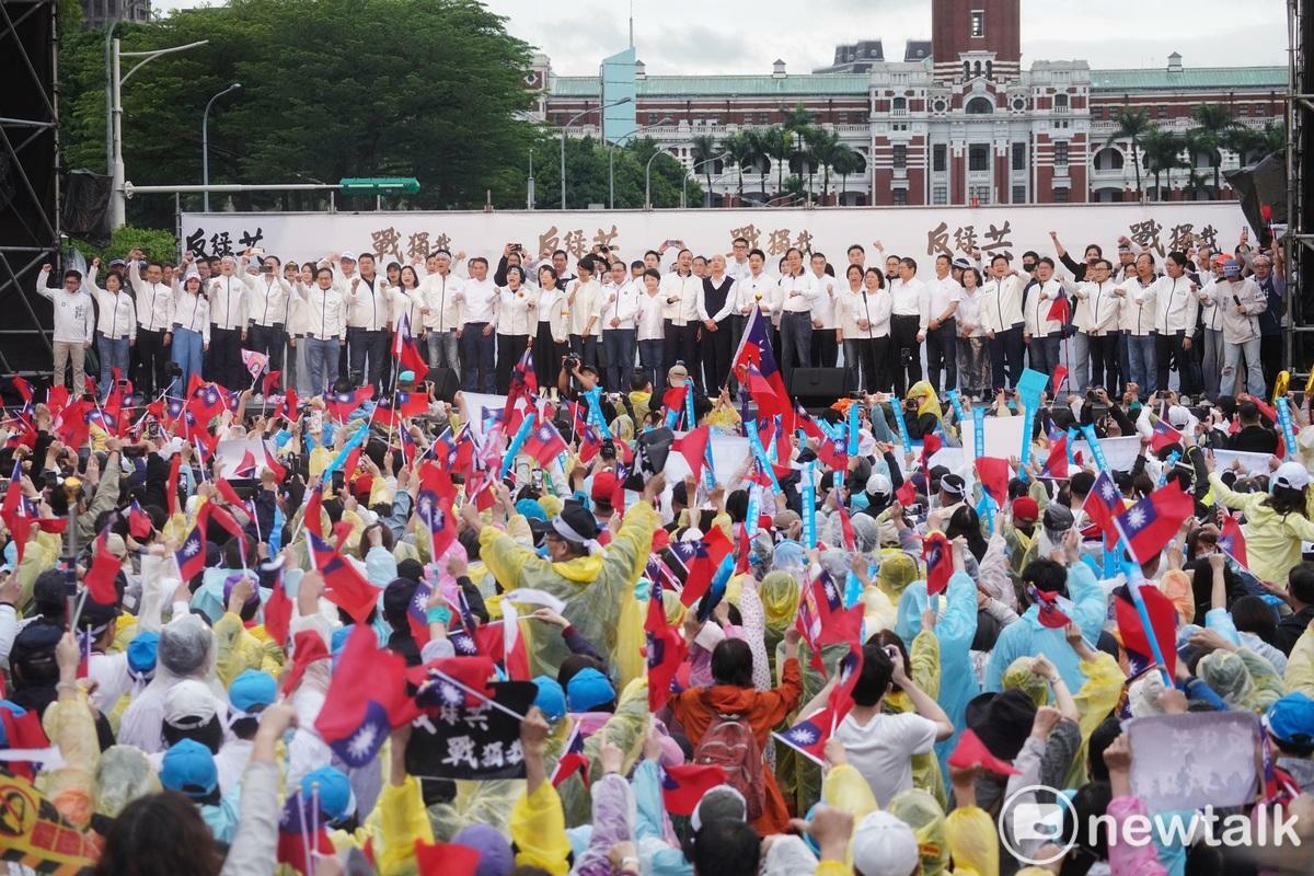 國民黨主席朱立倫在台上帶頭高呼「賴清德下台！」 圖：張良一/攝