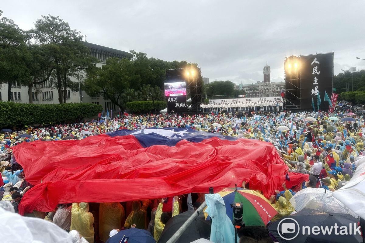 426凱道抗議結束前，現場宣布人數達到25萬人。 圖：張良一/攝