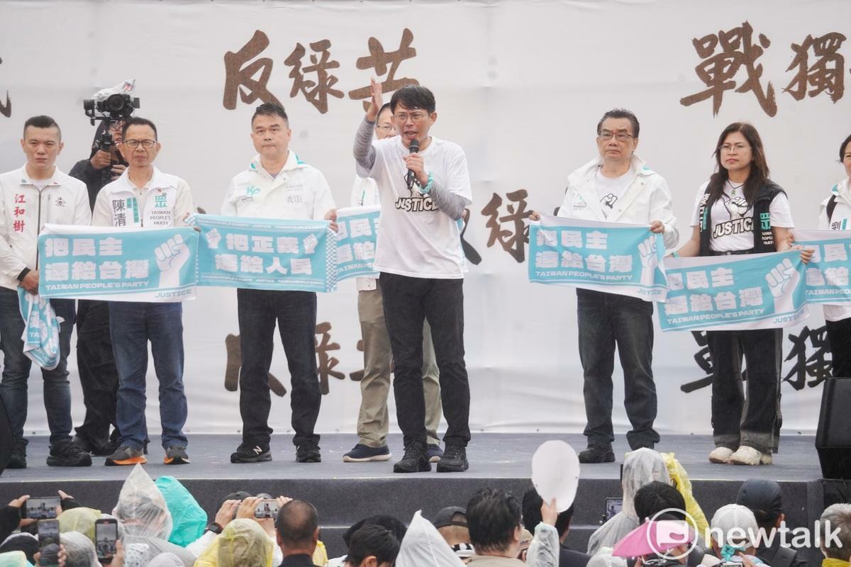 民眾黨主席黃國昌率領黨團4位立委、黨籍台北市議員等人出席藍白「426反綠共、戰獨裁」活動。 圖：張良一 / 攝