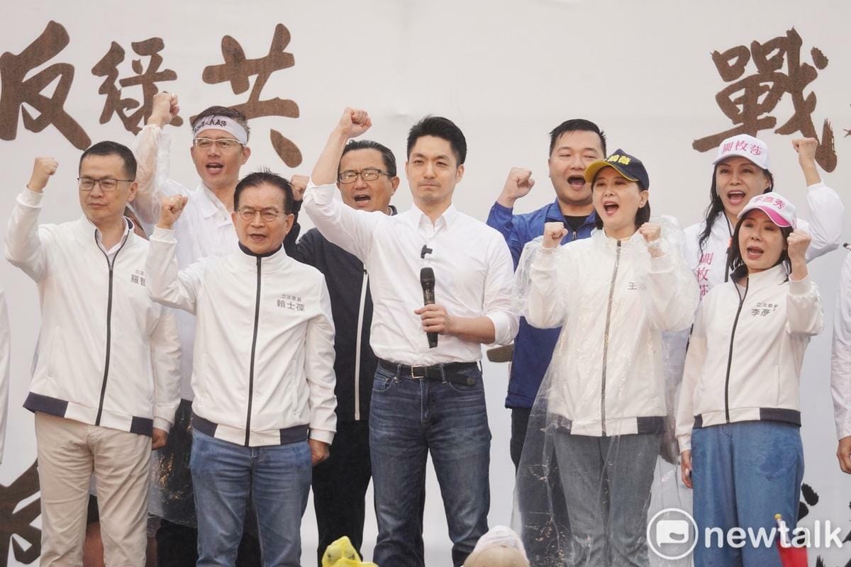 台北市長蔣萬安率國民黨籍台北民代上台。 圖：張良一/攝