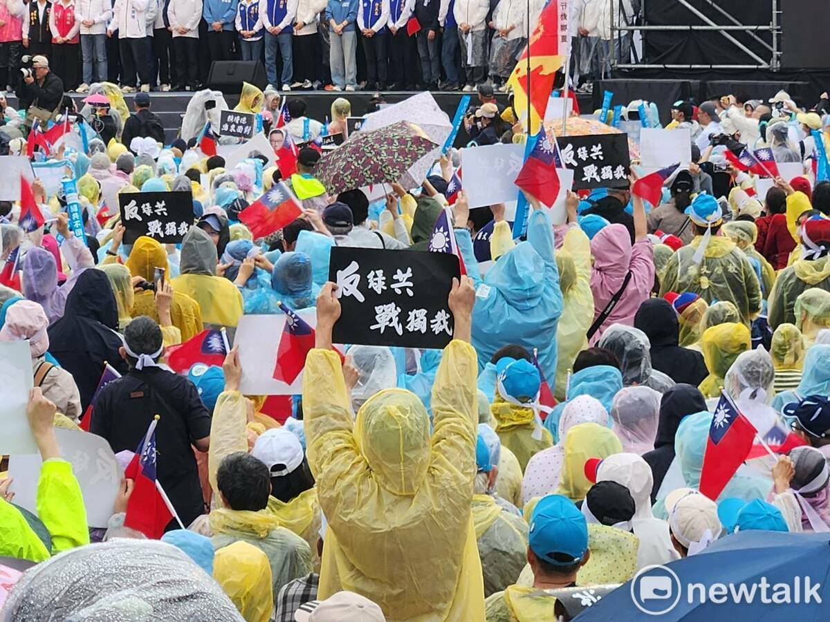 民眾於凱道情緒激昂，不斷高喊賴清德下台。 圖：黃建豪/攝