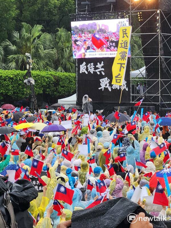 民眾於凱道情緒激昂，不斷高喊賴清德下台。 圖：黃建豪/攝