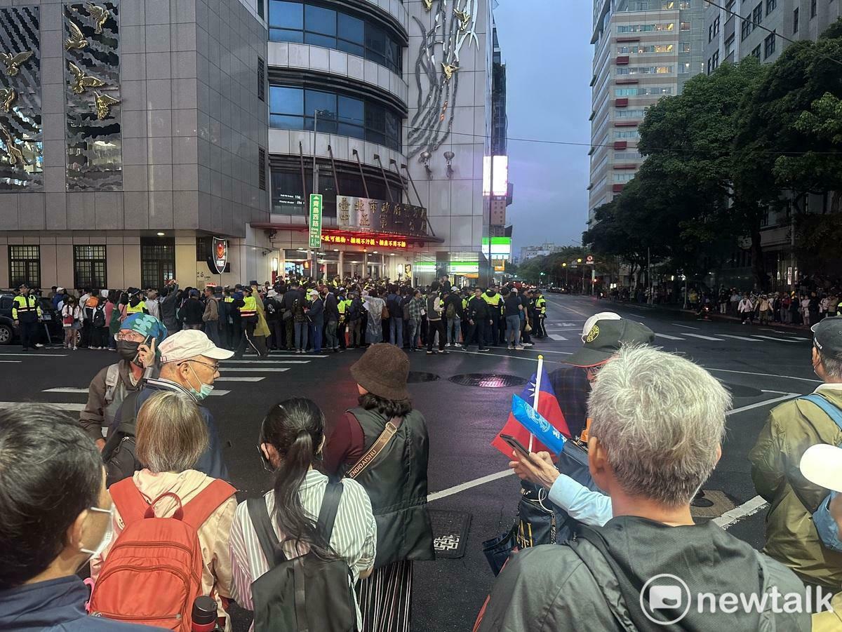 國民黨主席朱立倫率同謝龍介、楊智伃赴中正一分局，支持者在警局外圍聲援。 圖：張良一/攝