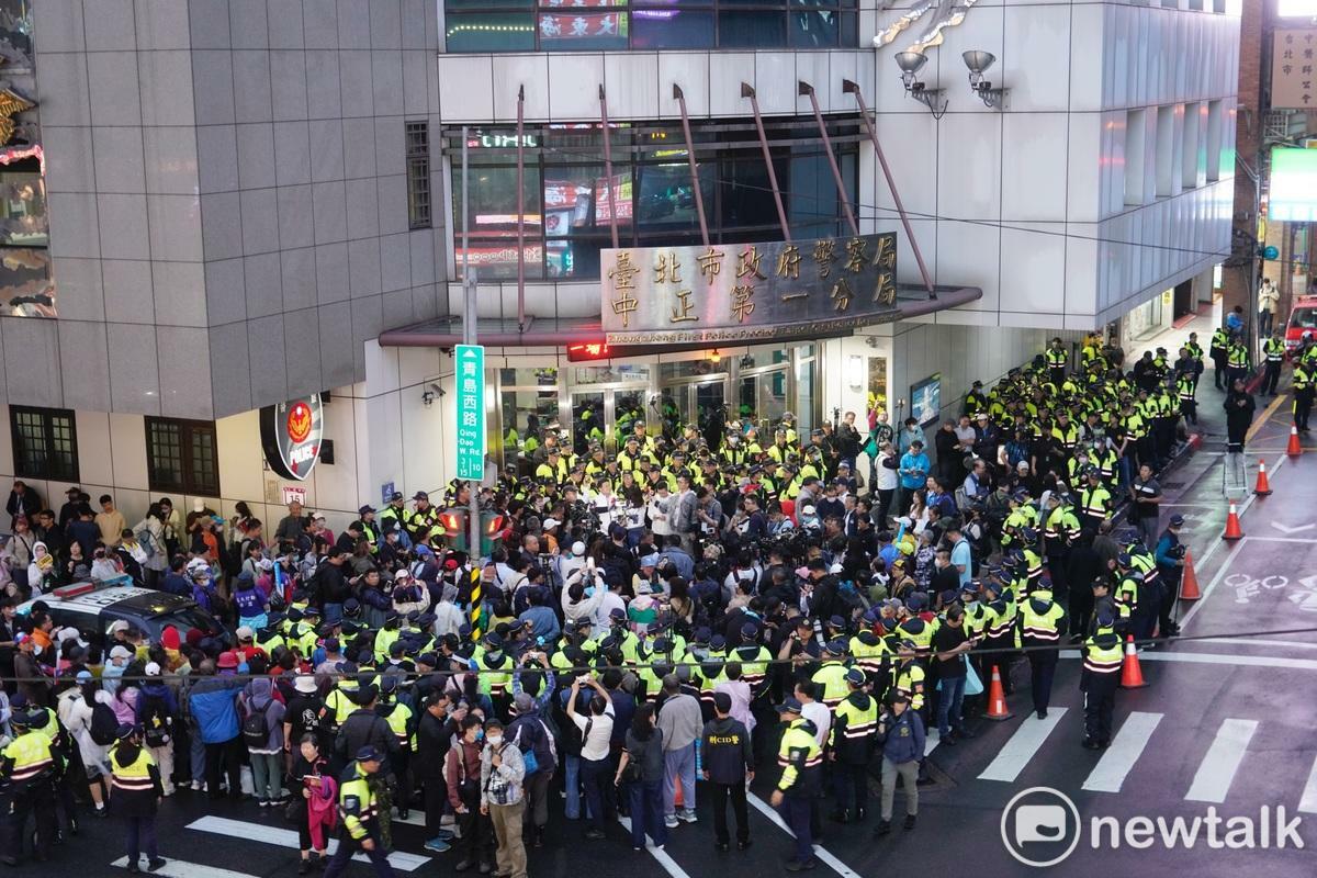 國、眾兩黨支持者在中正一分局外集結，並持續高喊：「賴清德下台」口號。 圖：張良一/攝