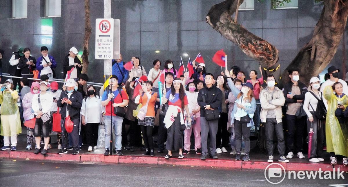 國、眾兩黨支持者手持國旗在中正一分局外集結。 圖：張良一/攝