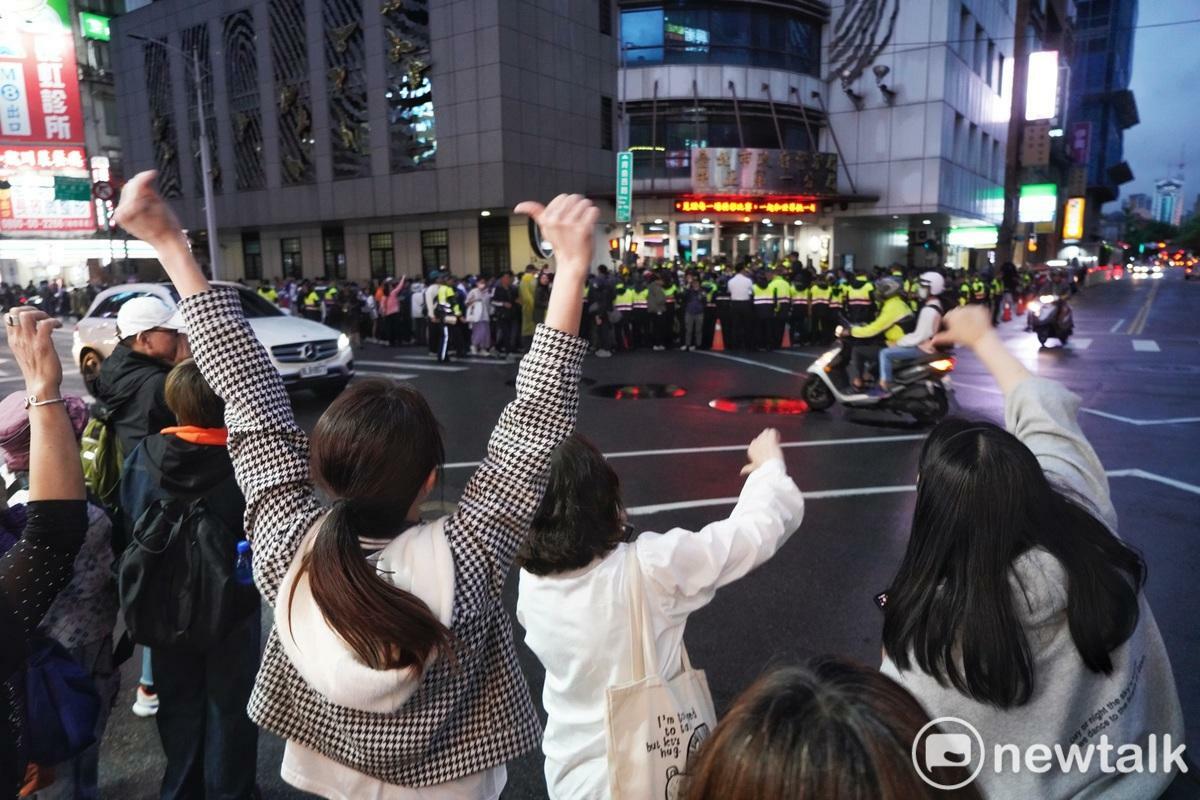 民眾倒比拇指高喊：「賴清德下台！」。 圖：張良一/攝