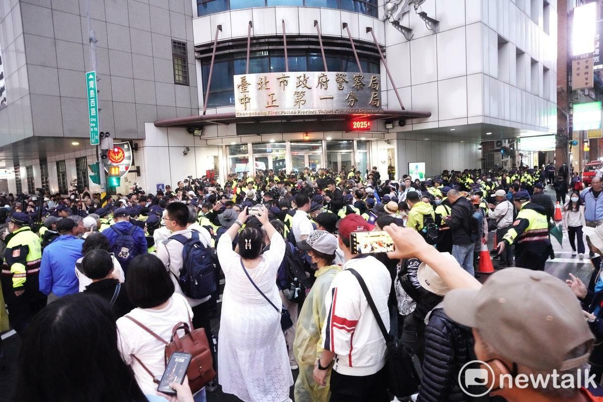 國、眾兩黨支持者在中正一分局外集結。 圖：張良一/攝