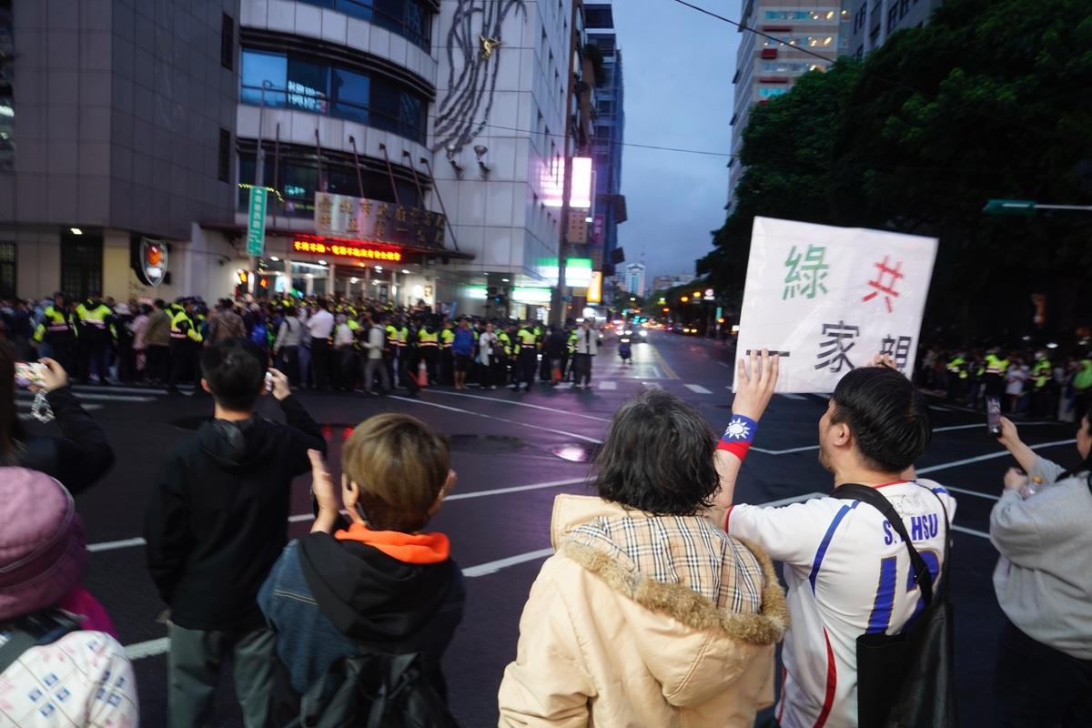 中正一分局依法寄出通知書，傳喚朱立倫、謝龍介及楊智伃三人，原定下週一的4月28日上午10點，通知三人到中正一分局說明。 圖：張良一/攝