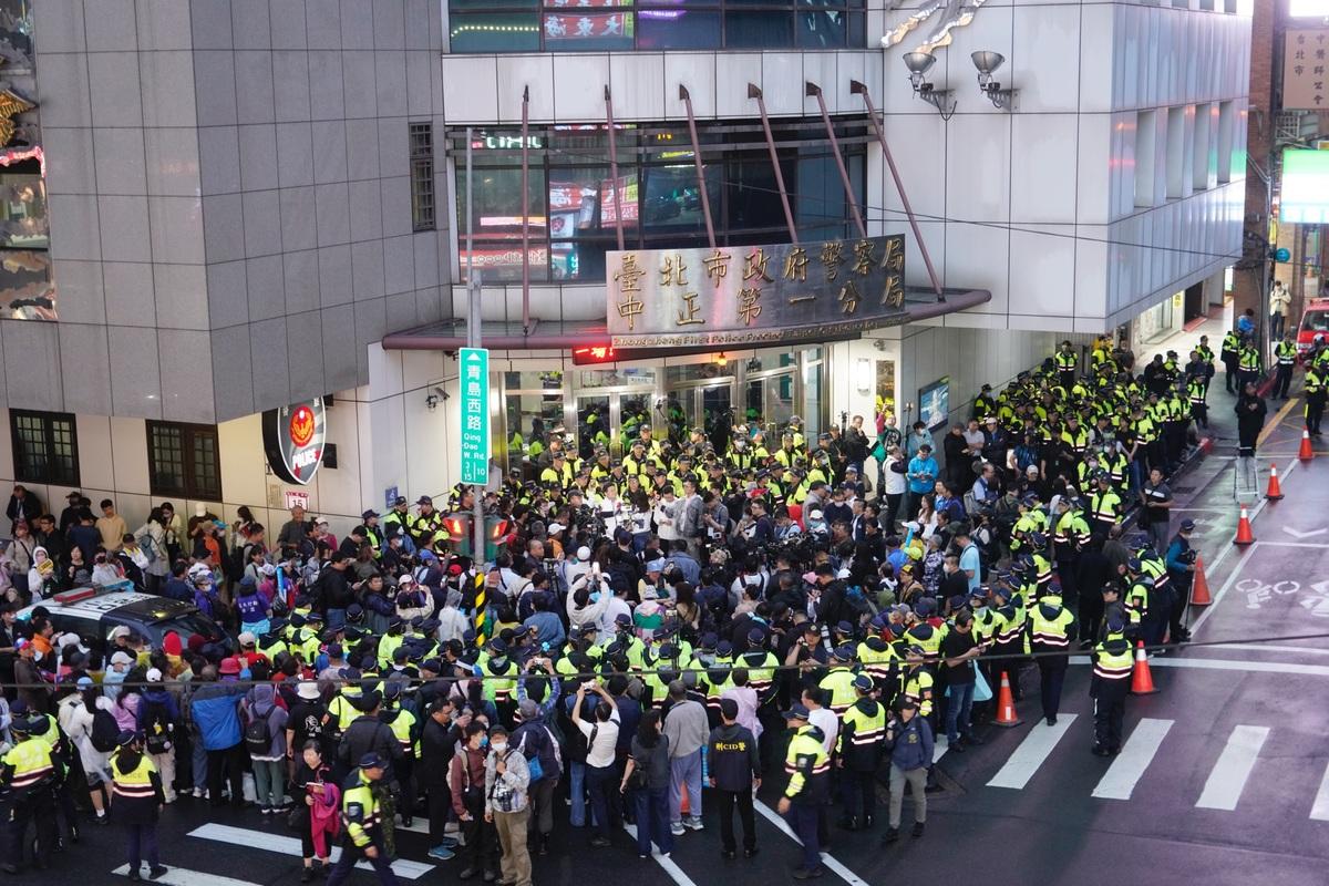 原先在凱道的藍營民代及支持者也轉戰中正一分局聲援。 圖：張良一/攝
