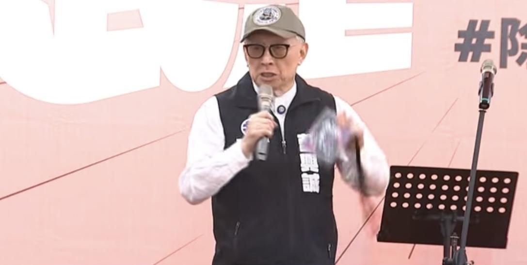 「剷除黑芯」領銜人曹興誠在台上痛批，藍白營今日在凱道集結，「就是在表演叛國！」 圖：翻攝自網路