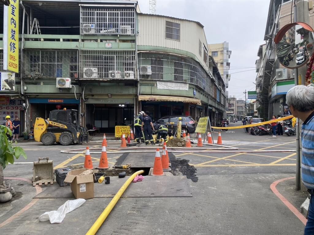 台中市大里區一處路口26日下午疑發生瓦斯公司施工不慎，舊管天然氣殘氣外洩閃燃，警消到場時火勢已撲滅，6人受傷送醫。（翻攝照片）中央社記者蘇木春傳真 114年4月26日