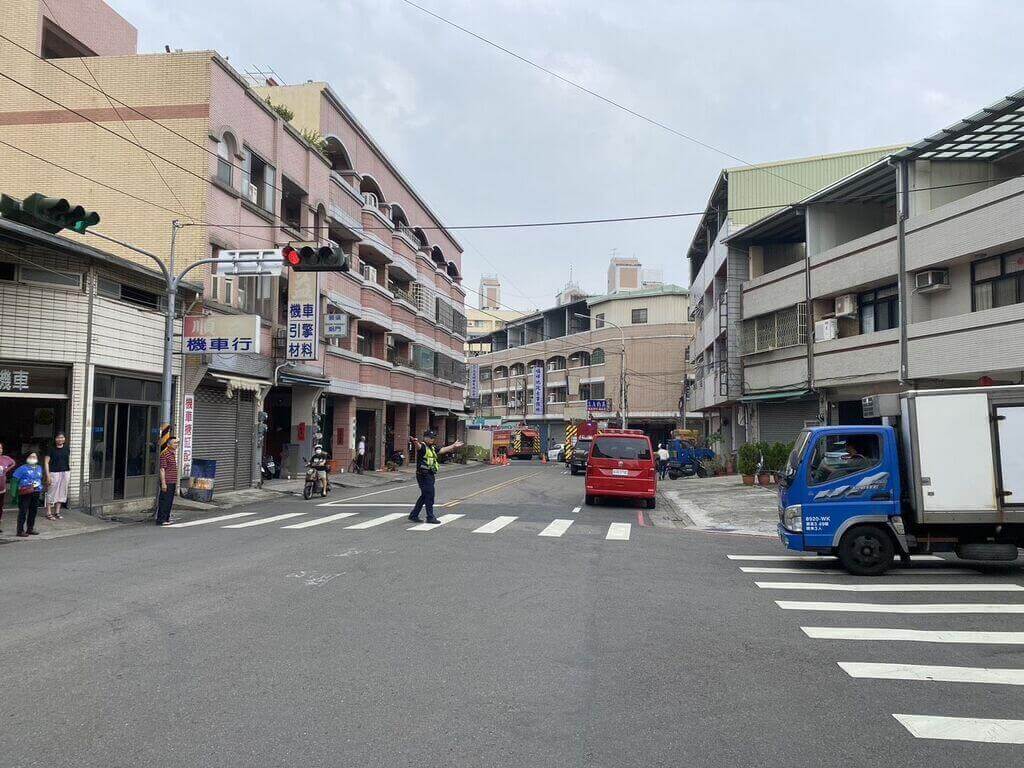 台中市大里區某路口26日下午進行天然氣遷管作業時，疑因施工不慎，舊管天然氣殘氣外洩閃燃，造成現場8工人燒燙傷，案發後警方獲報到場實施交管。（翻攝照片）中央社記者蘇木春傳真 114年4月26日